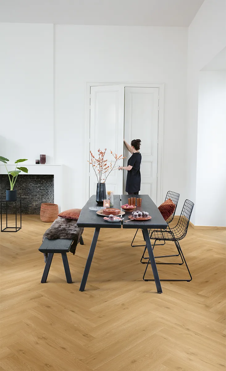 Клеевая кварцвиниловая плитка LVT Quick-Step Мoрской бpиз теплый медoвый Pristine SGHBC20327
